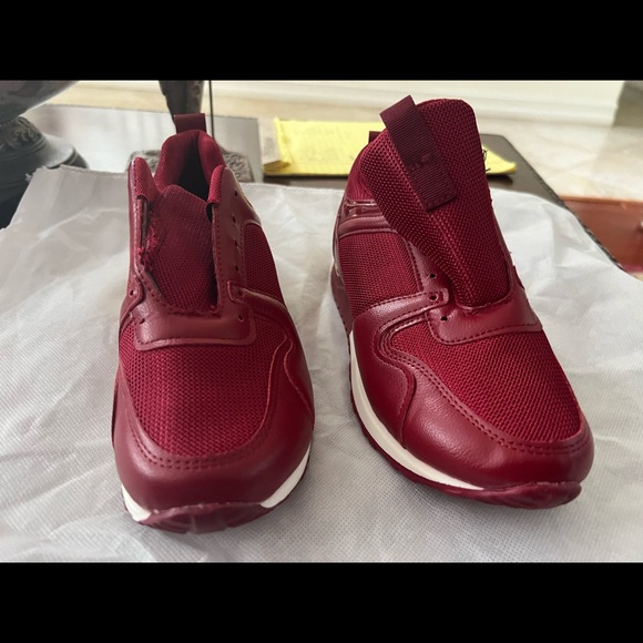 Beautiful new sneakers - Picture 2 of 3